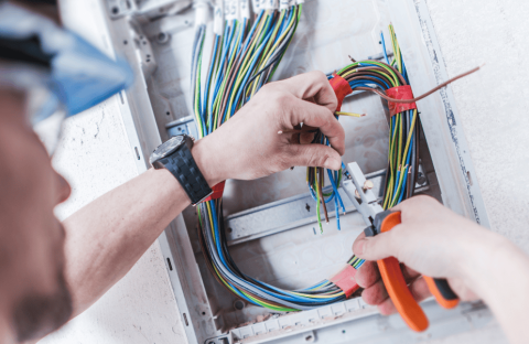Elektrik isleri ve tamirat surecinde kablolama, duzenleme ve guvenli uygulama hizmetlerini temsil eden gorsel.