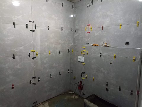 Seramik isciliginde kesim, hizalama ve duzgun uygulama kalitesini on plana cikaran iscilik gorseli.