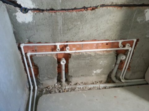 Su tesisati yenileme calismalarinda altyapi duzenleme, borulama ve uzun omurlu uygulama detaylarini yansitir.